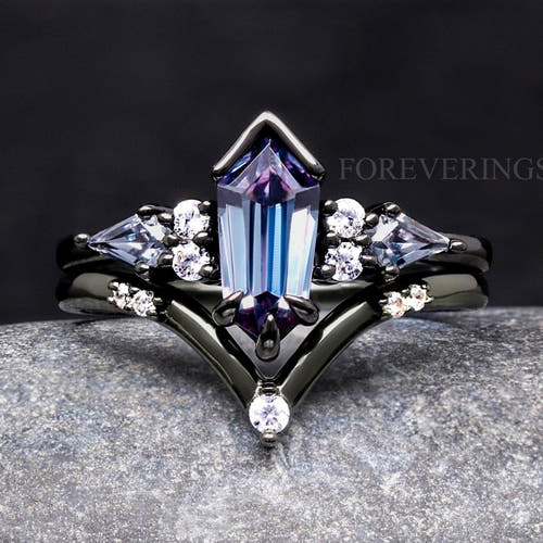Alexandrite bridal set in black sterling silver with a coffin kite-cut stone and curved band, front view