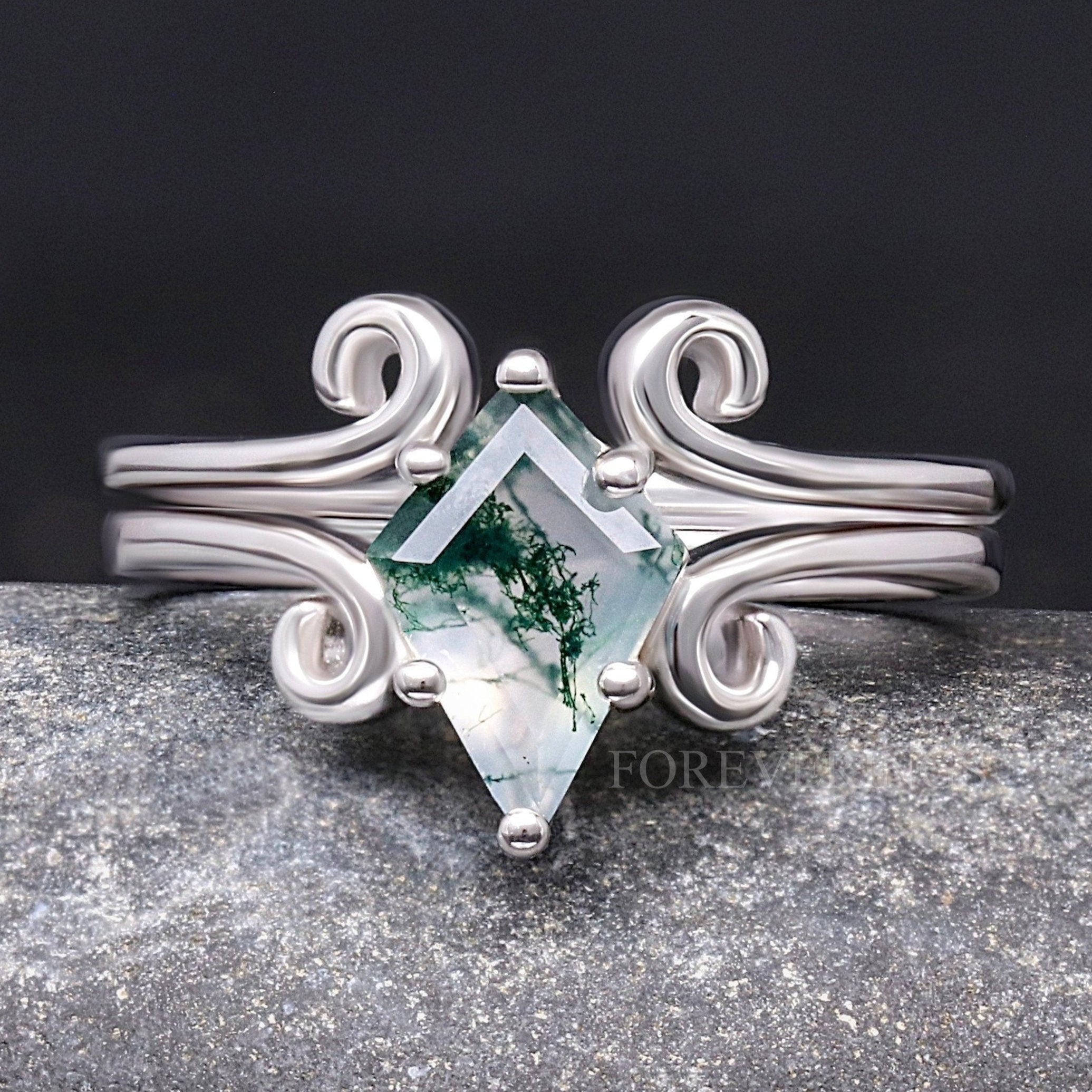 Twirl Natural Green Moss Agate Woman Wedding Ring, Alternative Engagement Ring, Kite Cut, 925 Sterling Silver, Nature, Simple and Unique