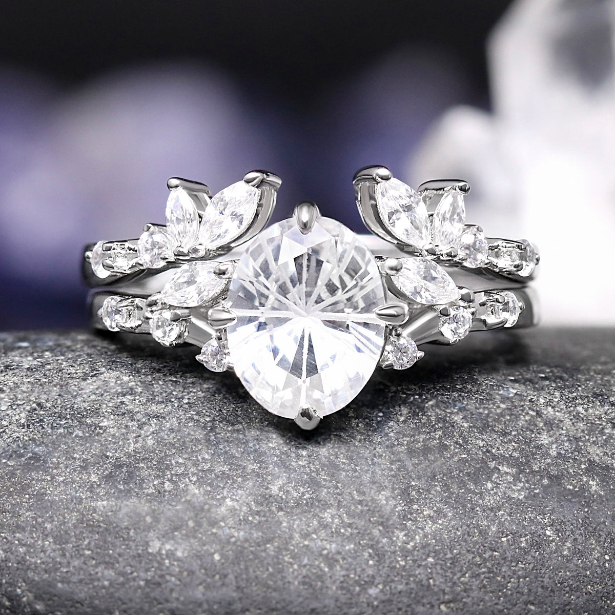 Elegant Everleaf couples wedding rings