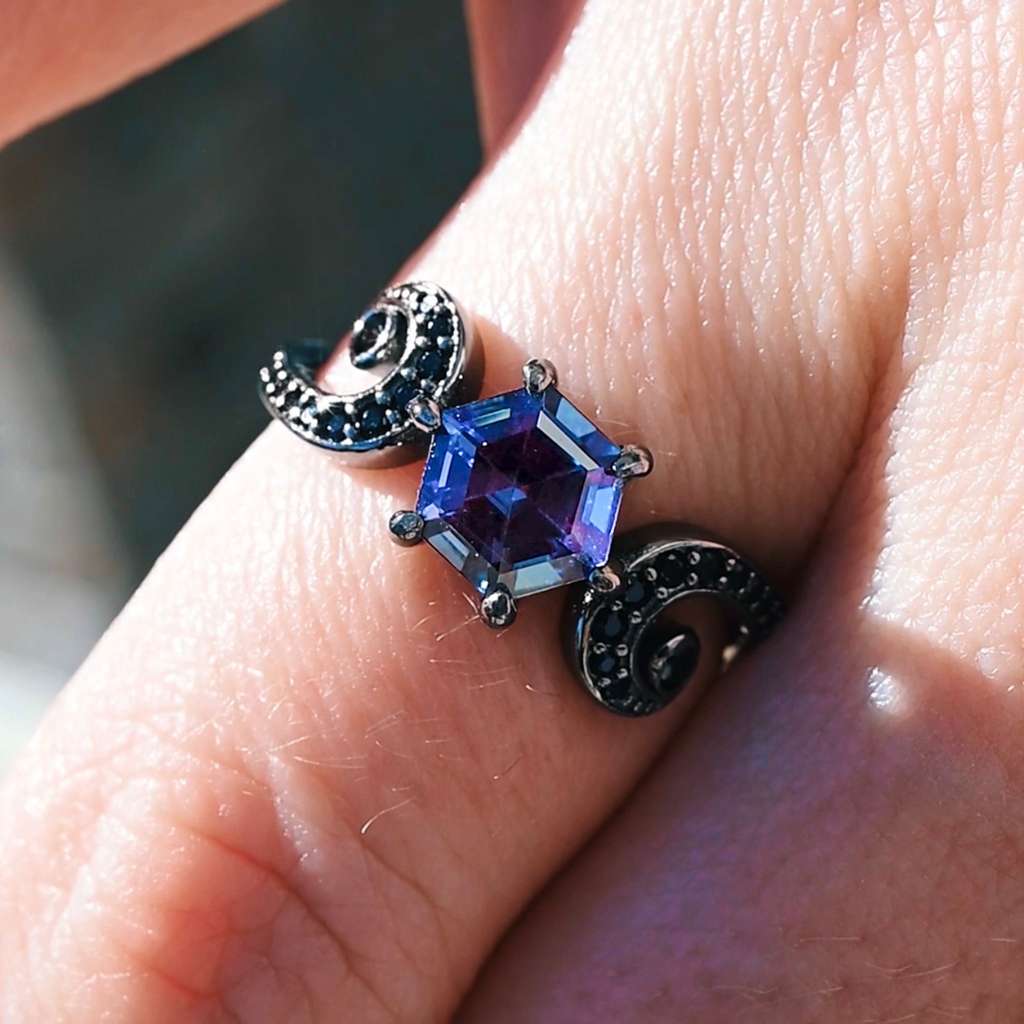 定価16万 新品■ALEXSTREETER BLACK RAINBOW RING Gothic Alexandrite Engagement Ring | Hexagon Twirl Setting