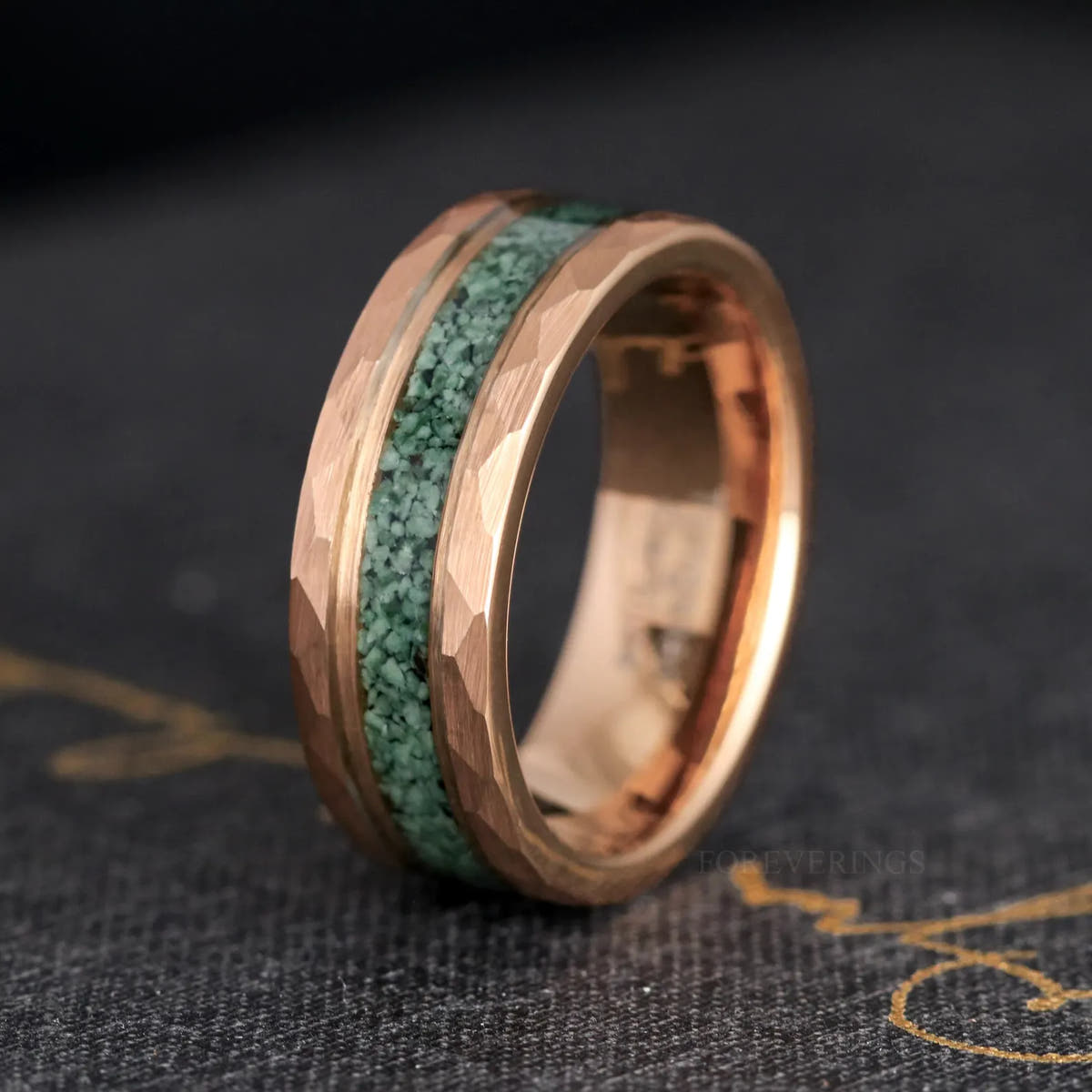 8mm hammered rose gold tungsten moss agate ring, side view standing on edge