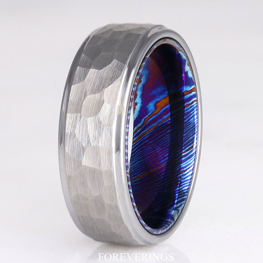Men's 8mm hammered silver tungsten band with a Timascus inner sleeve, close crop showing the interior