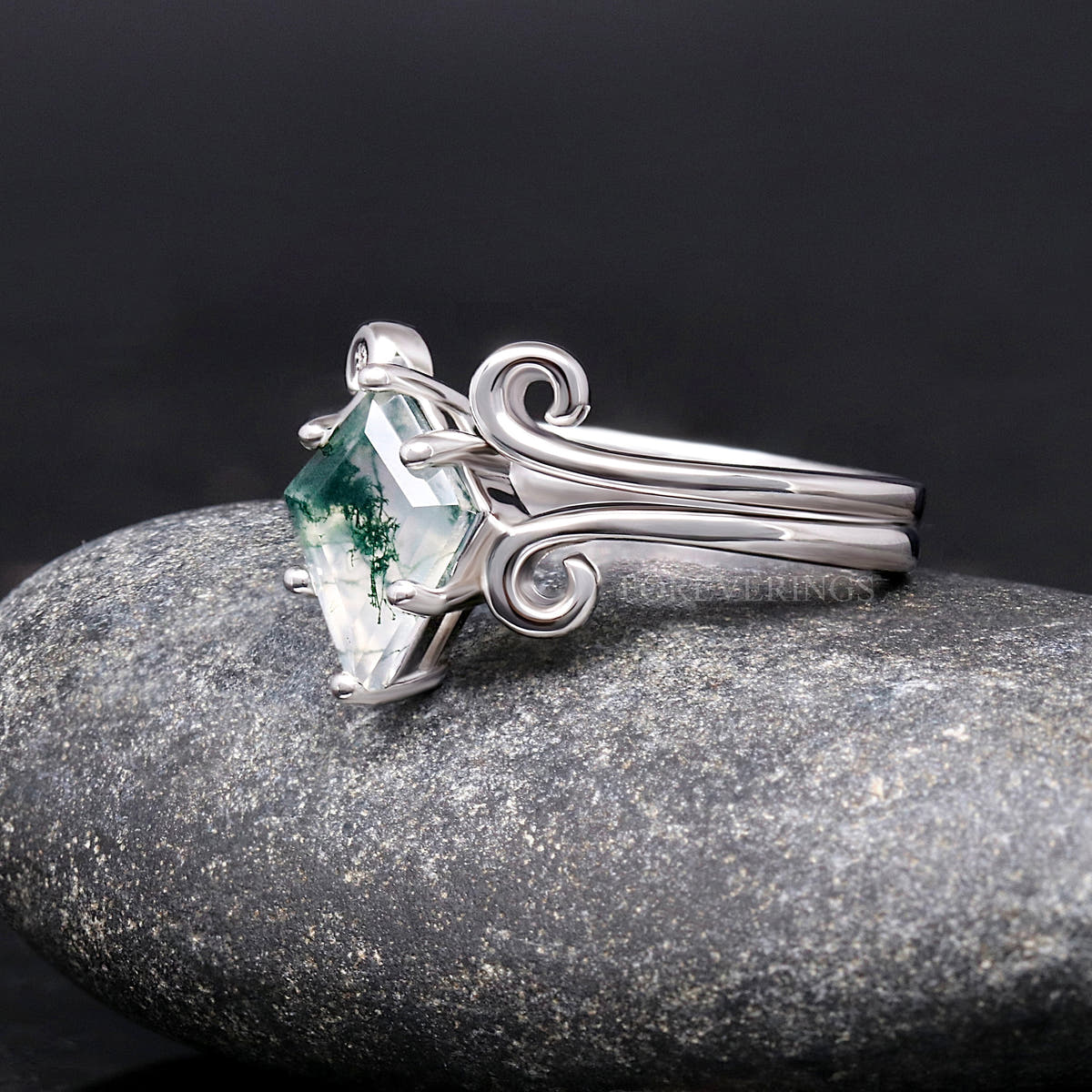 Kite-cut moss agate ring in sterling silver, angled side view of the scrolled band