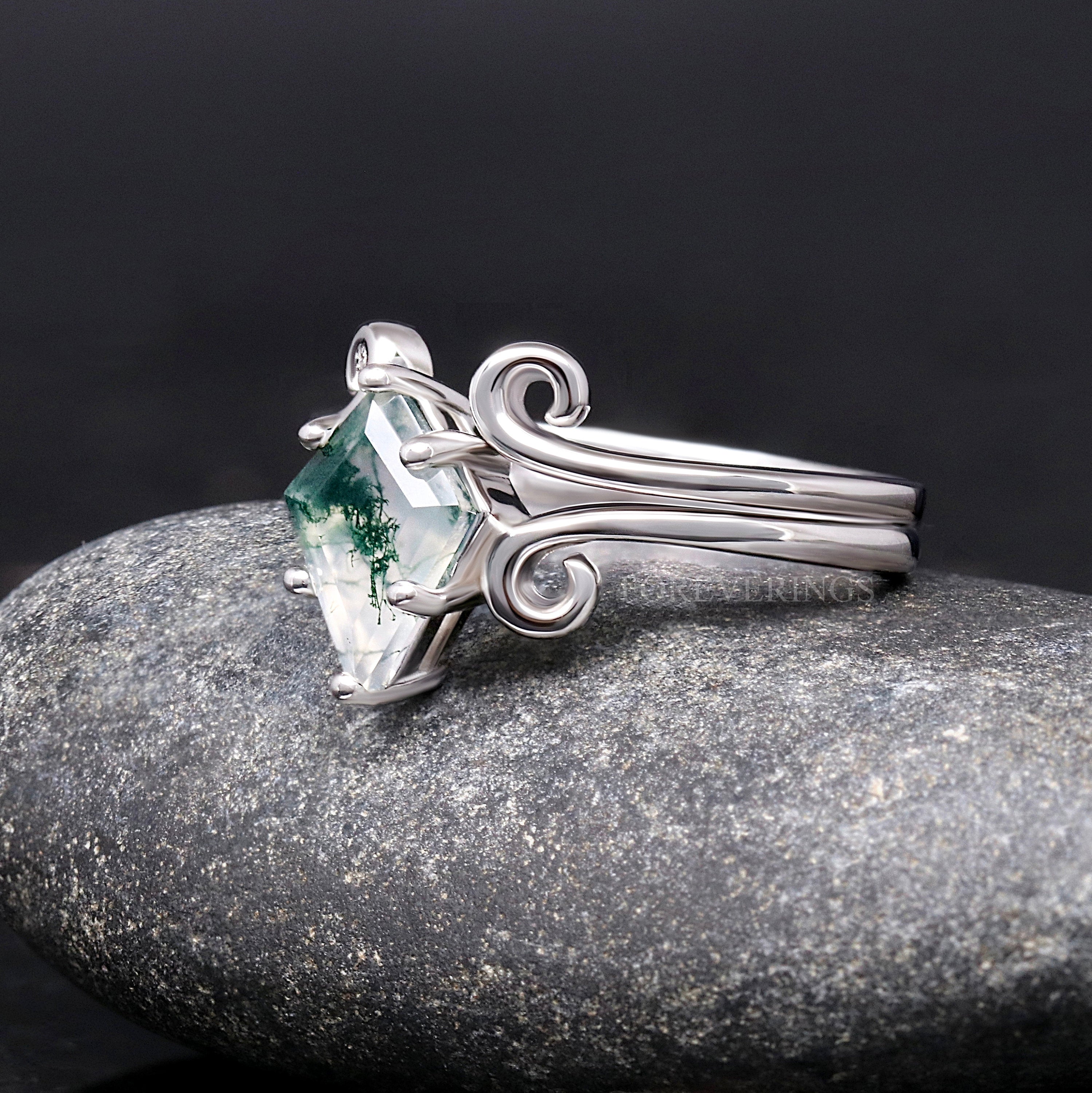 Twirl Natural Green Moss Agate Woman Wedding Ring, Alternative Engagement Ring, Kite Cut, 925 Sterling Silver, Nature, Simple and Unique