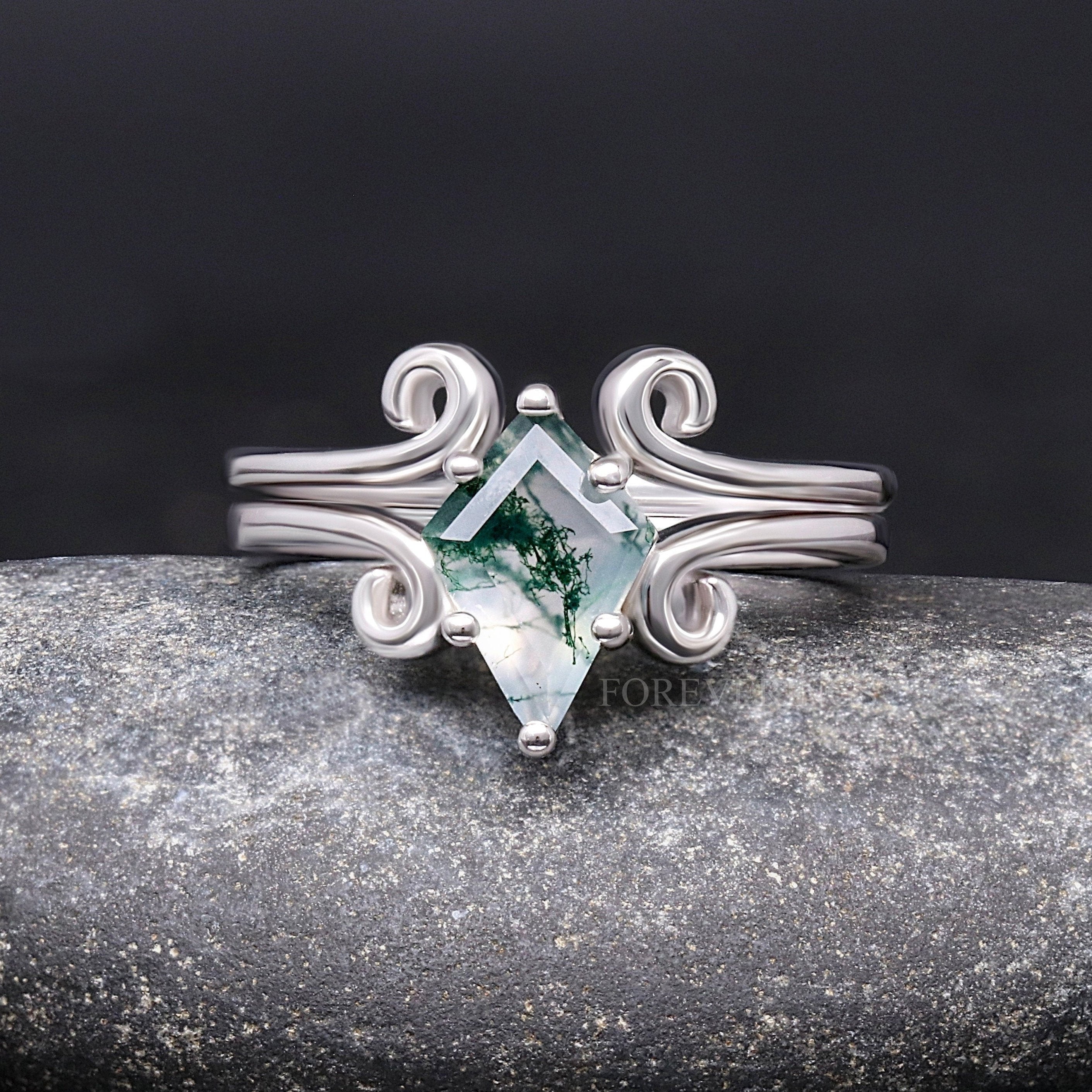 Twirl Natural Green Moss Agate Woman Wedding Ring, Alternative Engagement Ring, Kite Cut, 925 Sterling Silver, Nature, Simple and Unique